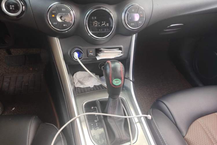 Used BYD Song 2016 GaiShi Edition 1.5TID Automatic Elite Model Gear Lever