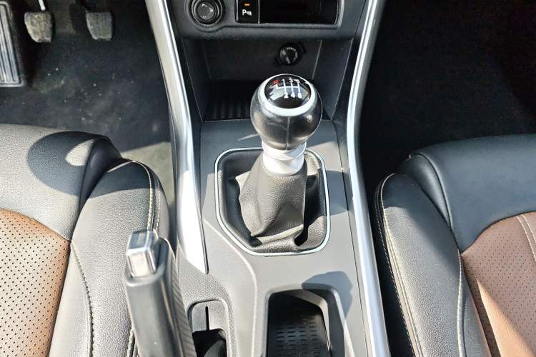 Used BYD Song 2016 GaiShi Edition 1.5TI Manual Elite Model Gear Lever