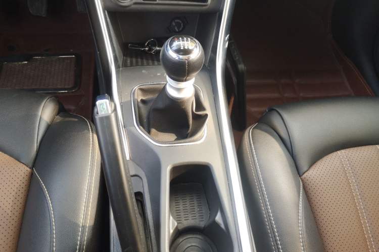 Used BYD Song 2016 Gaishi Edition 1.5TI Manual Haoya Model Gear Lever