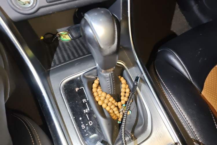 Used BYD Song 2016 2.0TID Automatic Prestige Edition Gear Lever