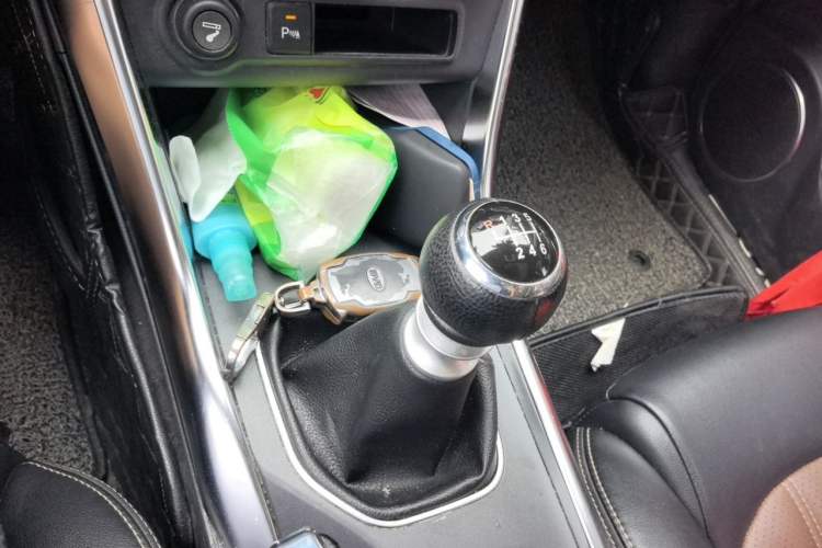 Used BYD Song 2016 Gaishi Edition 1.5TI Manual Haoya Model Gear Lever