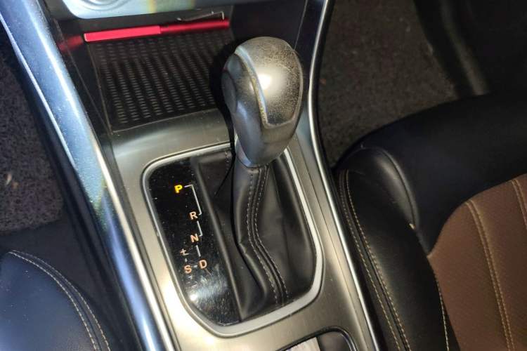 Used BYD Song 2016 Gaishi Edition 1.5TID Automatic Luxury Model Gear Lever