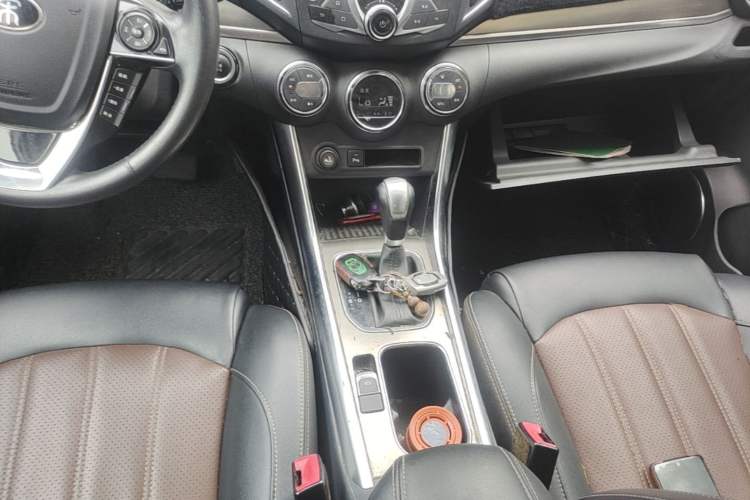 Used BYD Song 2016 GaiShi Edition 1.5TID Automatic Elite Model Gear Lever