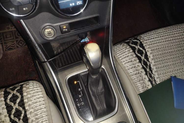 Used BYD Song 2016 GaiShi Edition 1.5TID Automatic Elite Model Gear Lever