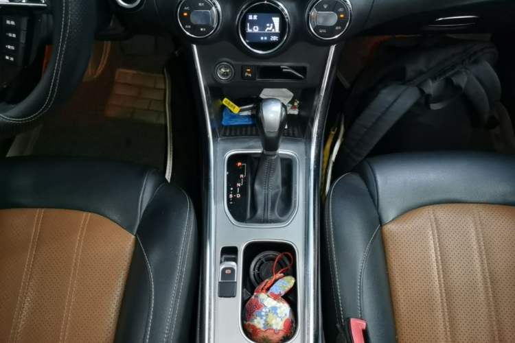 Used BYD Song 2016 GaiShi Edition 1.5TID Automatic Elite Model Gear Lever