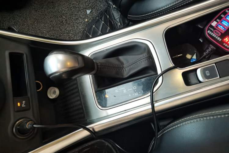 Used BYD Song 2016 Gaishi Edition 1.5TID Automatic Luxury Model Gear Lever