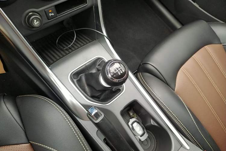 Used BYD Song 2016 GaiShi Edition 1.5TI Manual Elite Model Gear Lever