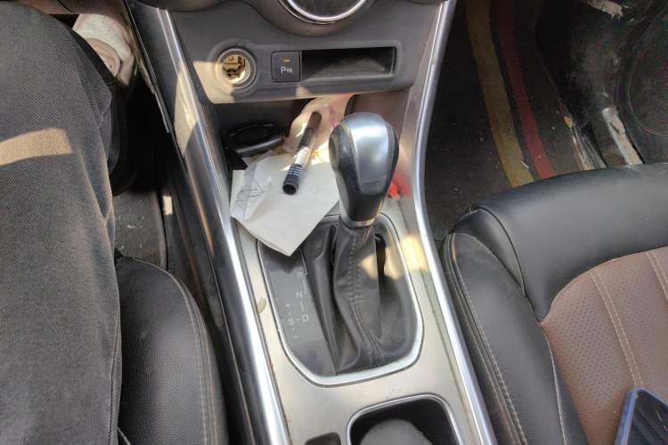 Used BYD Song 2016 Gaishi Edition 1.5TID Automatic Luxury Model Gear Lever