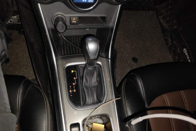 Used BYD Song 2016 GaiShi Edition 1.5TID Automatic Elite Model Gear Lever