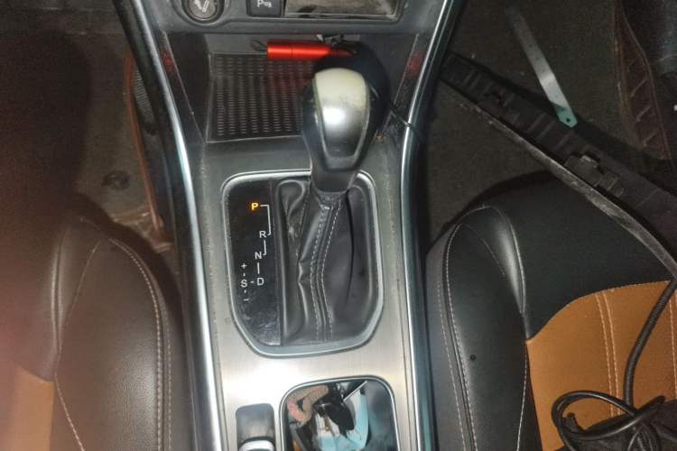 Used BYD Song 2016 GaiShi Edition 1.5TID Automatic Elite Model Gear Lever