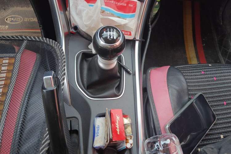 Used BYD Song 2016 GaiShi Edition 1.5TI Manual Elite Model Gear Lever