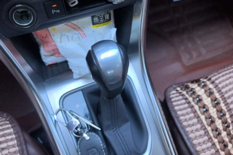 Used BYD Song 2016 GaiShi Edition 1.5TID Automatic Elite Model Gear Lever