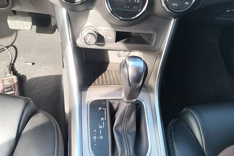 Used BYD Song 2016 GaiShi Edition 1.5TID Automatic Elite Model Gear Lever