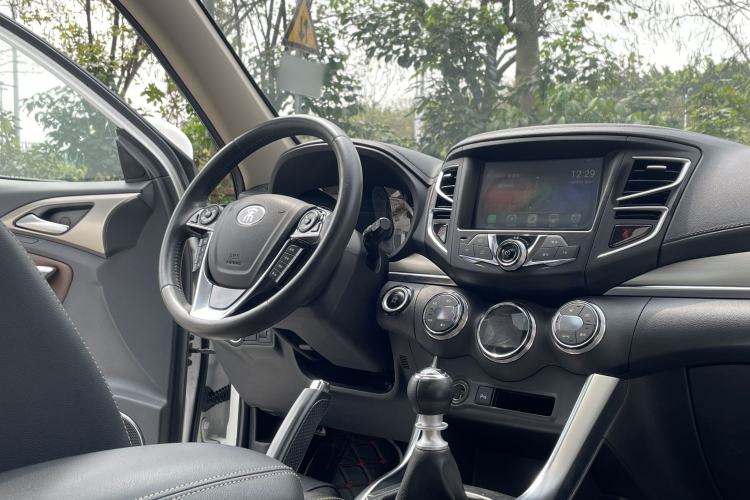 Used BYD Song 2016 GaiShi Edition 1.5TI Manual Elite Model Interior 1