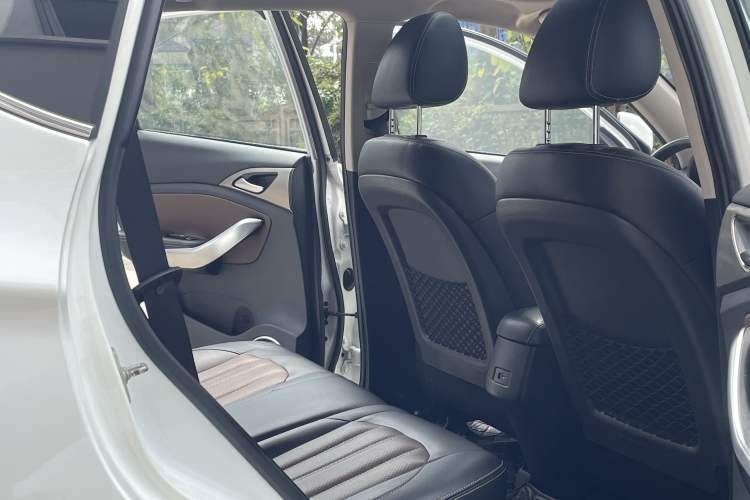 Used BYD Song 2016 GaiShi Edition 1.5TI Manual Elite Model Interior 10