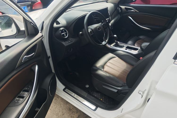 Used BYD Song 2016 GaiShi Edition 1.5TID Automatic Elite Model Interior 3