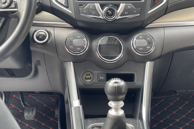 Used BYD Song 2016 GaiShi Edition 1.5TI Manual Elite Model Interior 4