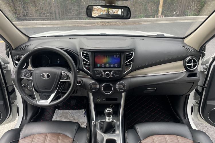 Used BYD Song 2016 GaiShi Edition 1.5TI Manual Elite Model Interior 5