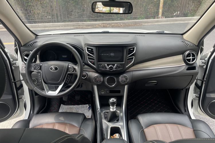 Used BYD Song 2016 GaiShi Edition 1.5TI Manual Elite Model Interior 7