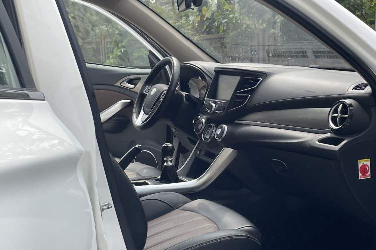 Used BYD Song 2016 GaiShi Edition 1.5TI Manual Elite Model Interior 9