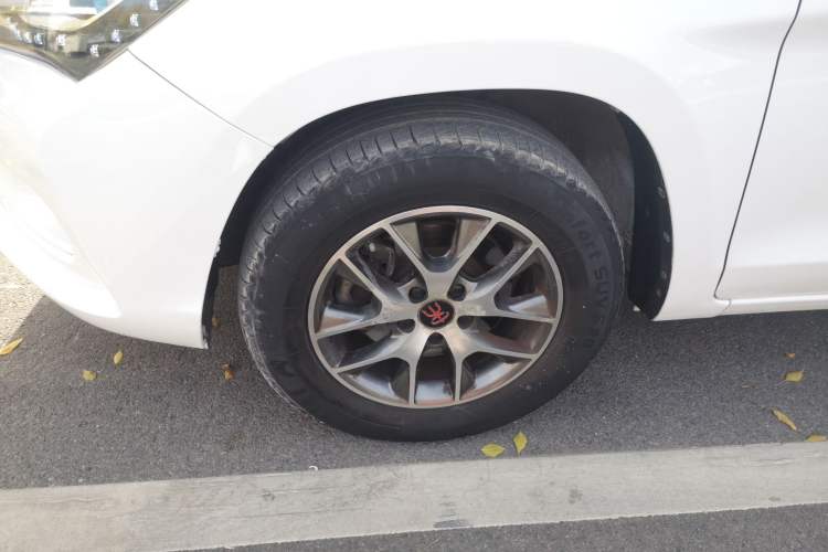 Used BYD Song 2016 Gaishi Edition 1.5TI Manual Haoya Model Left Front Wheel Hub