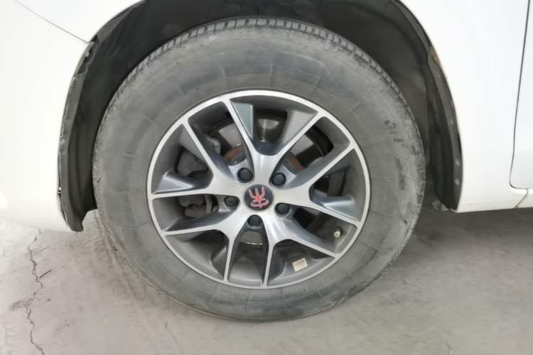 Used BYD Song 2016 GaiShi Edition 1.5TID Automatic Elite Model Left Front Wheel Hub