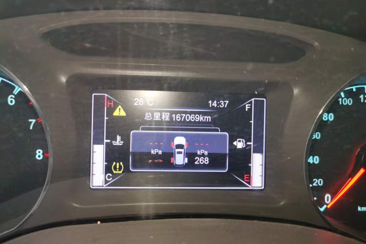 Used BYD Song 2016 GaiShi Edition 1.5TI Manual Elite Model Odometer Close Up
