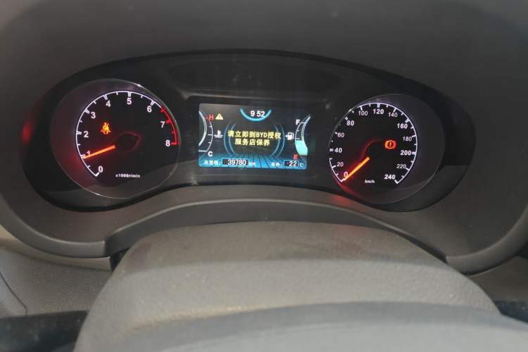 Used BYD Song 2016 GaiShi Edition 1.5TI Manual Elite Model Odometer Close Up