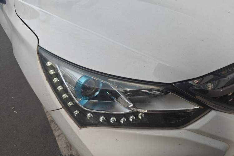 Used BYD Song 2016 GaiShi Edition 1.5TI Manual Elite Model Right Front Headlight