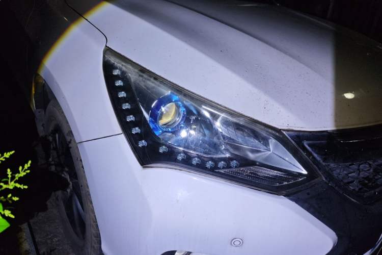 Used BYD Song 2016 1.5TI Manual Luxury Model Right Front Headlight