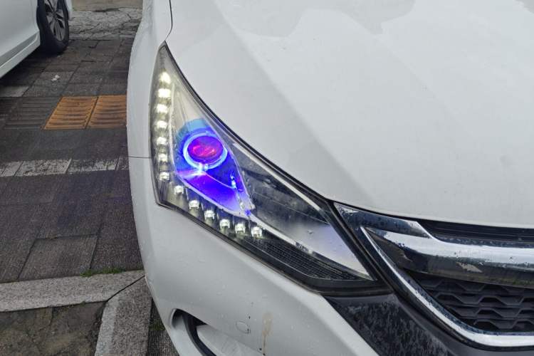Used BYD Song 2016 2.0TID Automatic Prestige Edition Right Front Headlight