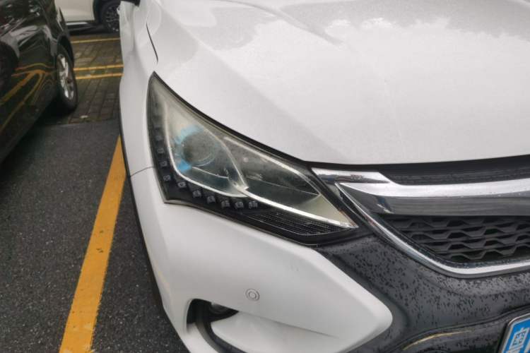 Used BYD Song 2016 2.0TID Automatic Luxury Edition Right Front Headlight