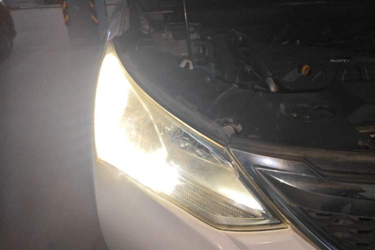 Used BYD Song 2016 2.0TID Automatic Prestige Edition Right Front Headlight