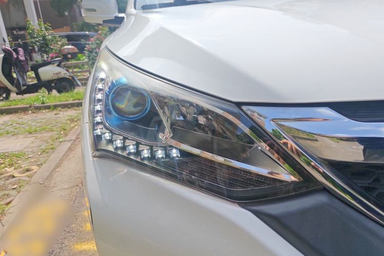 Used BYD Song 2016 1.5TI Manual Luxury Model Right Front Headlight