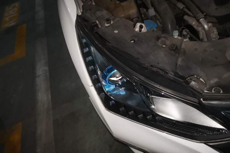 Used BYD Song 2016 2.0TID Automatic Prestige Edition Right Front Headlight