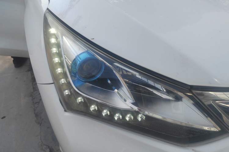 Used BYD Song 2016 GaiShi Edition 1.5TI Manual Elite Model Right Front Headlight
