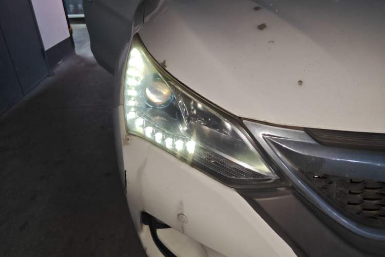 Used BYD Song 2016 2.0TID Automatic Prestige Edition Right Front Headlight