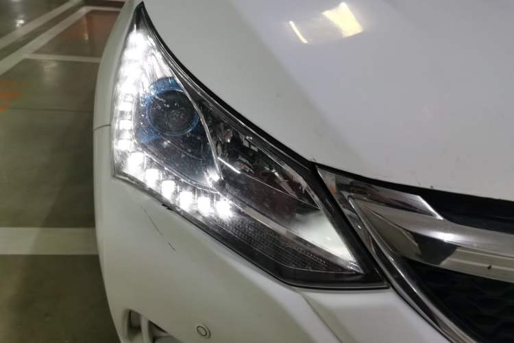 Used BYD Song 2016 GaiShi Edition 1.5TI Manual Elite Model Right Front Headlight