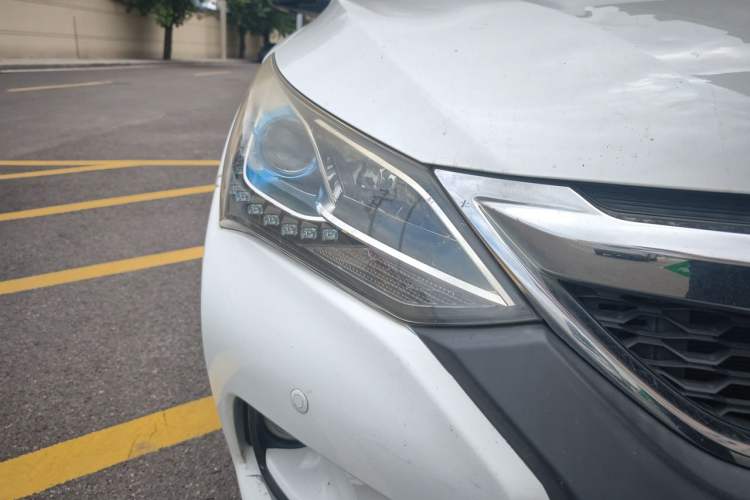Used BYD Song 2016 2.0TID Automatic Prestige Edition Right Front Headlight