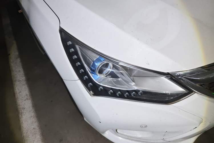 Used BYD Song 2016 2.0TID Automatic Prestige Edition Right Front Headlight