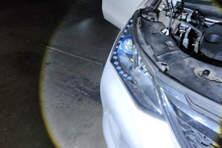 Used BYD Song 2016 Gaishi Edition 1.5TID Automatic Luxury Model Right Front Headlight