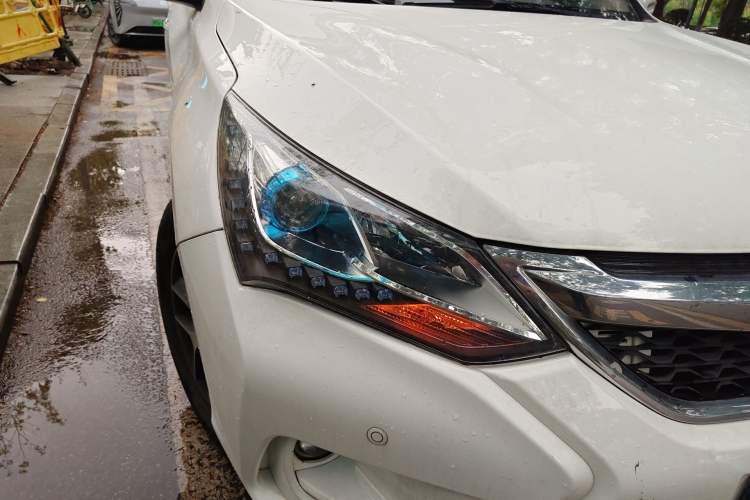 Used BYD Song 2016 GaiShi Edition 1.5TI Manual Elite Model Right Front Headlight