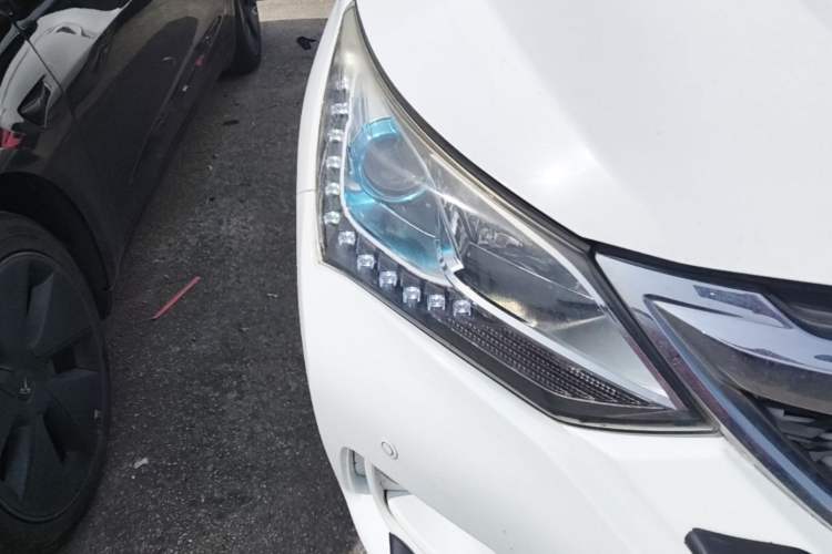 Used BYD Song 2016 Gaishi Edition 1.5TI Manual 4G Prestige Model Right Front Headlight