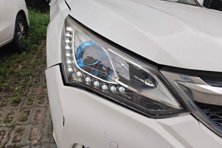 Used BYD Song 2016 GaiShi Edition 1.5TI Manual Elite Model Right Front Headlight