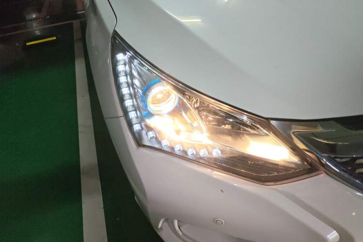 Used BYD Song 2016 Gaishi Edition 1.5TID Automatic Luxury Model Right Front Headlight