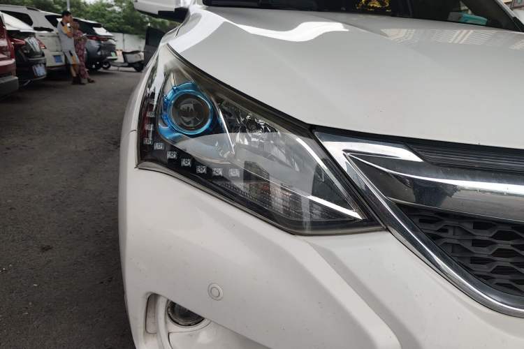 Used BYD Song 2016 Gaishi Edition 1.5TID Automatic Luxury Model Right Front Headlight