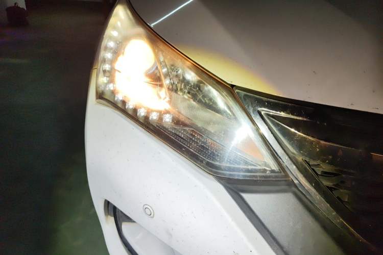 Used BYD Song 2016 2.0TID Automatic Luxury Edition Right Front Headlight