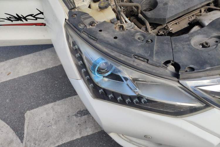 Used BYD Song 2016 GaiShi Edition 1.5TI Manual Elite Model Right Front Headlight