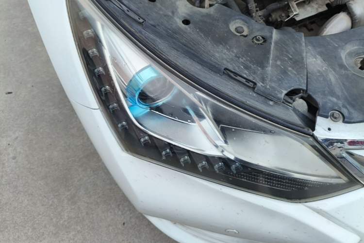 Used BYD Song 2016 Gaishi Edition 1.5TI Manual Haoya Model Right Front Headlight
