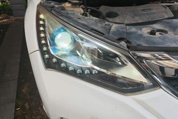 Used BYD Song 2016 GaiShi Edition 1.5TI Manual Elite Model Right Front Headlight